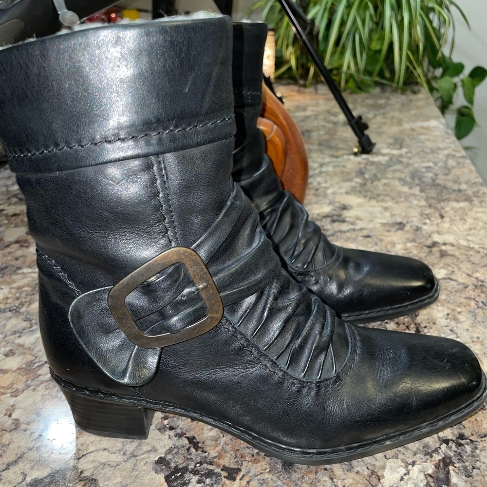 🎊🖤 Vintage Black scrunched & Buckled Reiker Size 6 boots.  🙏